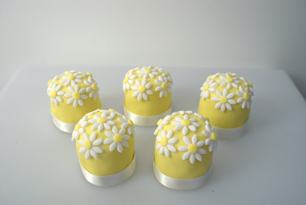 39Ditsy Daisy' mini wedding cakes Luscious Lemon tangy lemon sponge cakes