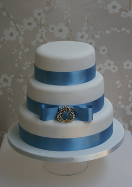 ‘Vintage Brooch and Bow’ wedding cake 