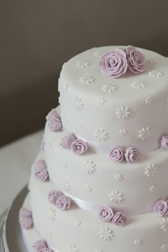 ‘English Rose’ wedding cake 
